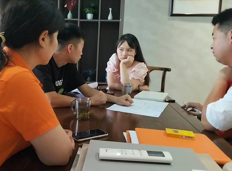 业务员和客户商讨合同